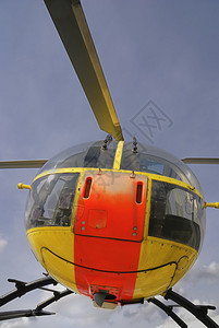 黄色救援直升机在空中背景图片