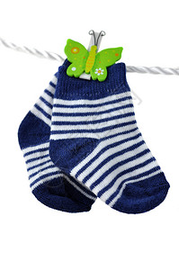 可爱的蓝色婴儿袜子悬图片