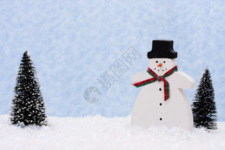 雪中的雪人和树木冬景图片