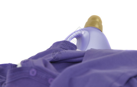 洗涤剂瓶和紫色衣物图片