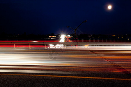 晚上高速公路的灯光路图片
