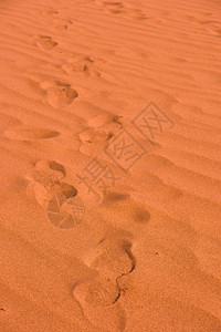 沙中脚印背景图片