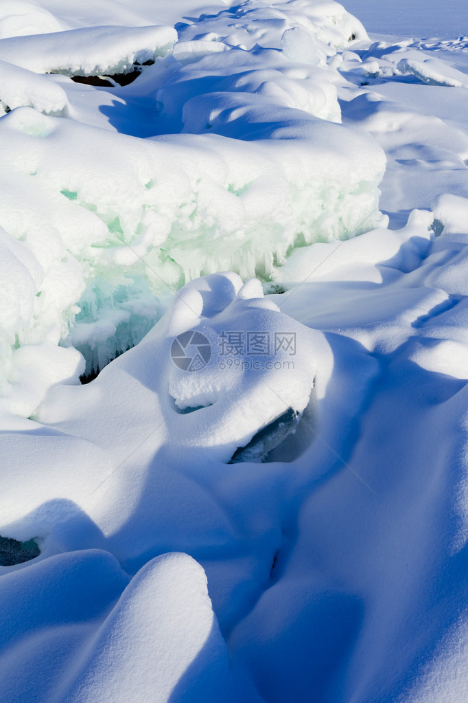 冰雪形成美丽的雪景图片