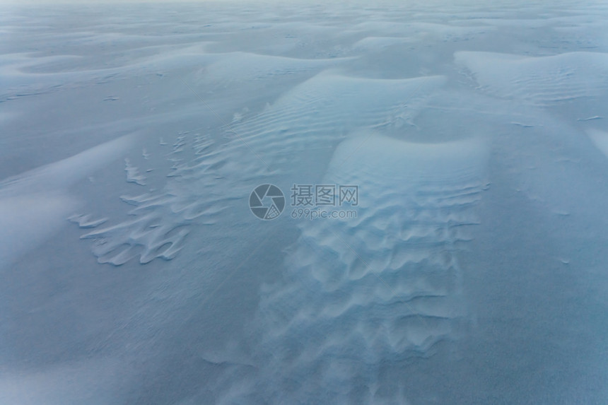 飘散粉雪的风雪景观图片