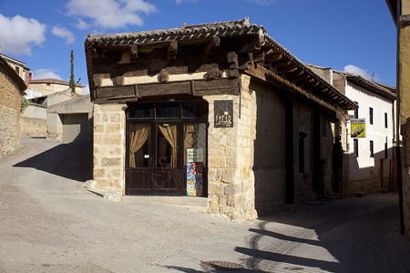 西班牙小村庄的小酒馆图片