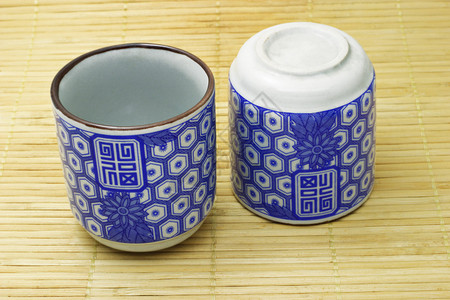 竹席上的传统茶杯图片