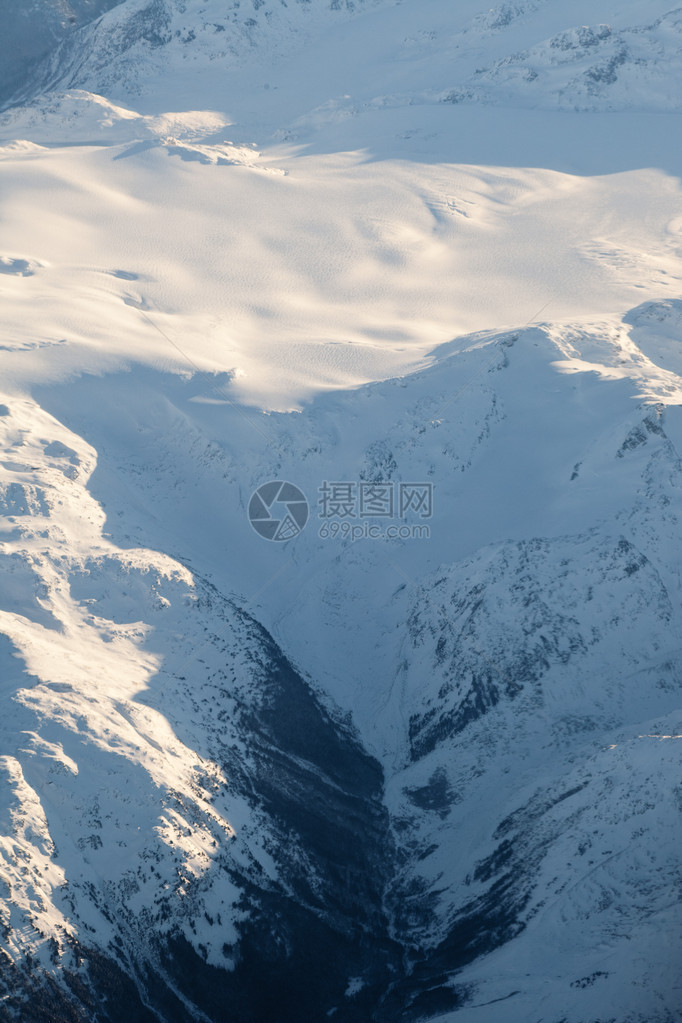 加拿大不列颠哥伦比亚省雪覆盖的山峰非常适图片