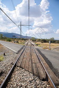 在农村火车站旁边的铁路图片