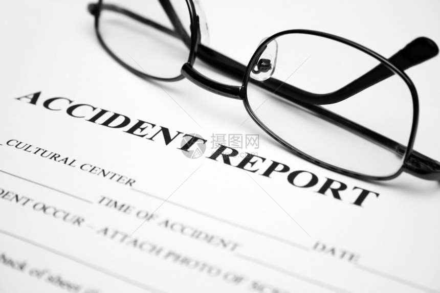 事故报告表或显示保险概念的文件图片