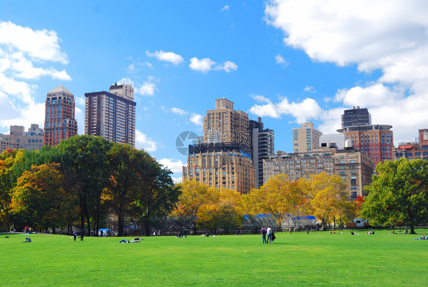 纽约市曼哈顿中央公园秋天的全景图片