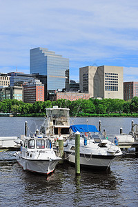 波士顿查尔斯河与城市的天线汉考克大楼图片