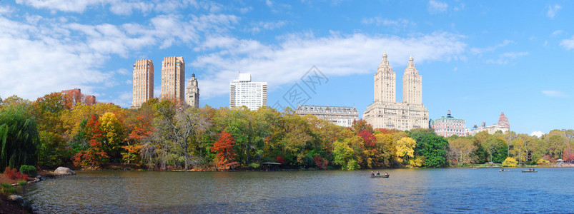 纽约市曼哈顿中央公园在秋湖的全景图片