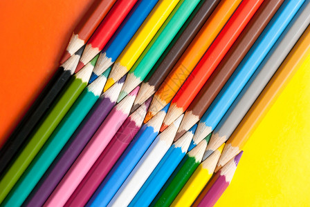 彩色铅笔放在彩色纸板上图片