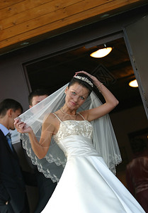 美丽的新娘纠正面纱图片
