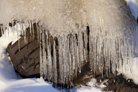 岩石覆盖着冰和柱图片