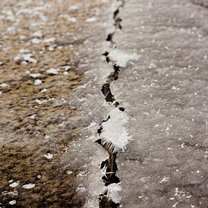厚的冰层破裂边缘形成白霜冰晶图片