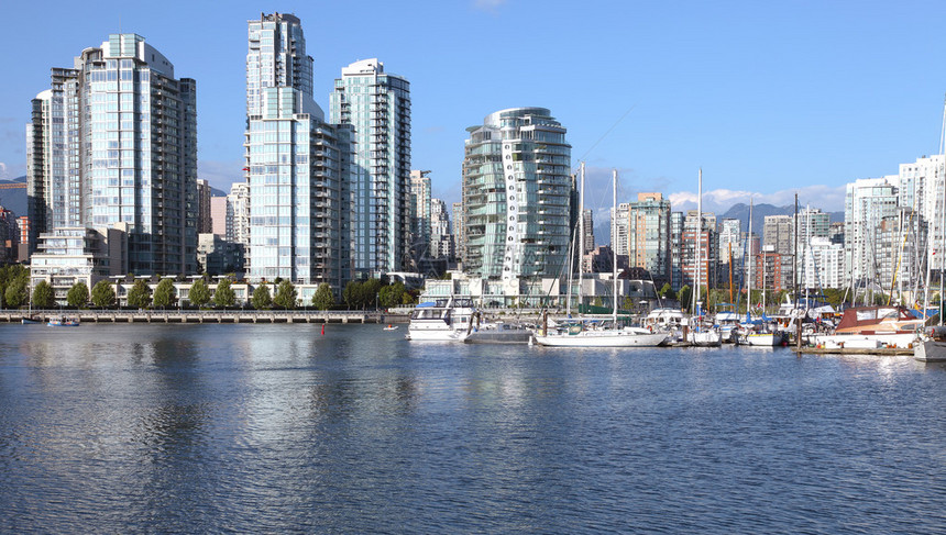 温哥华不列颠哥伦比亚河滨假小溪湾和帆船在风图片