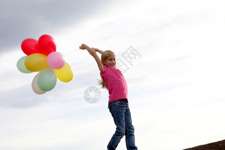 在乡下拿着气球的小姑娘带着图片