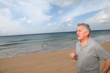 在沙滩上奔跑的老人图片