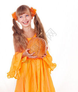 穿着橙色长裙的小女孩和南瓜图片