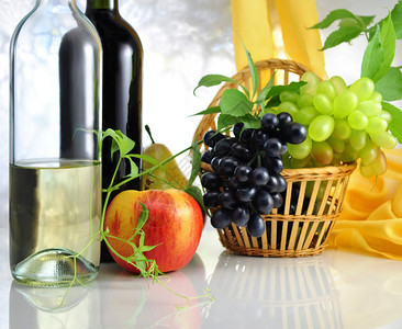 葡萄酒和新鲜水果图片