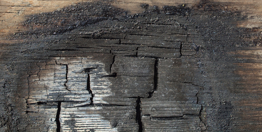 被火烧毁的木板灰烬图片
