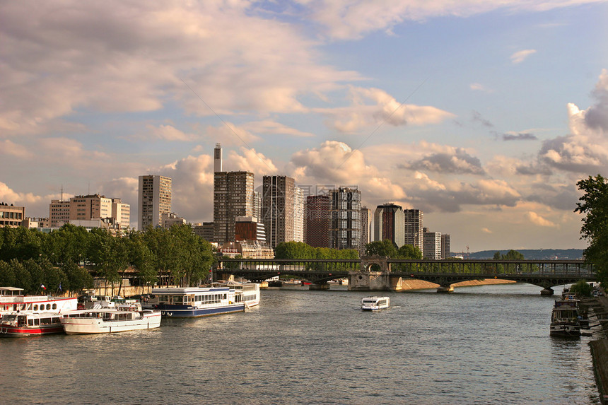 法国巴黎塞纳河与现代建筑景观图片