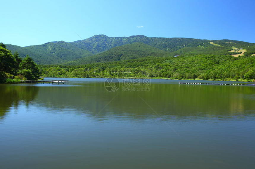蓝天和山中的湖泊日本图片