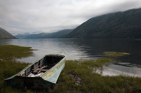 西伯利亚山湖岸边的小船图片