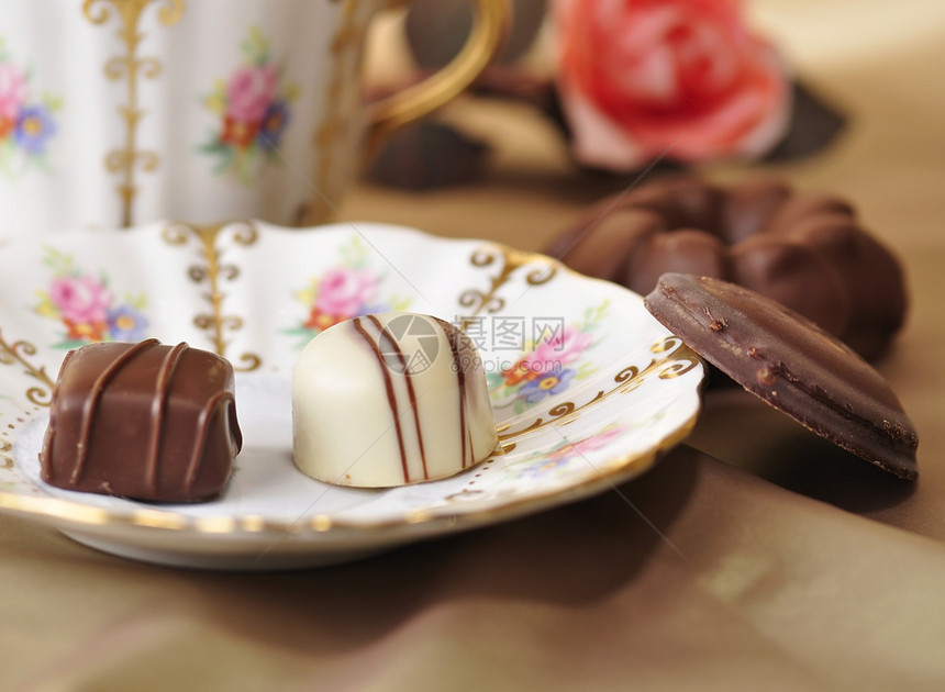 盘子上的黑白巧克力糖果和图片