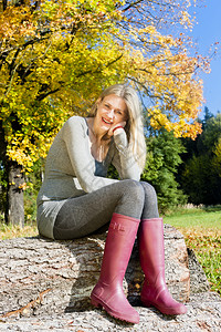 坐在秋天自然的女人图片