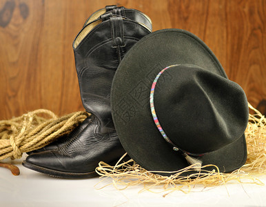 黑色牛仔帽和靴子图片
