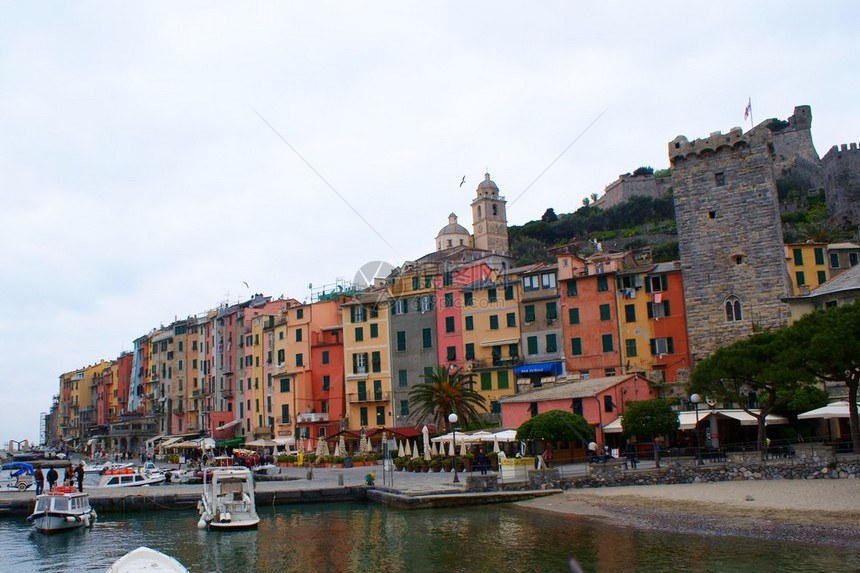 Ligurian海岸典型的意大利海滨村Porto图片