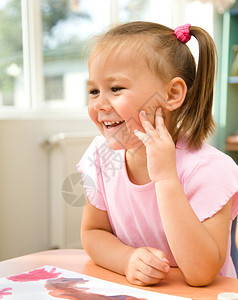 可爱的小女孩在幼儿园玩颜料图片