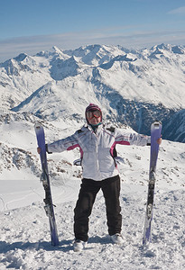 背景中的高山滑雪者山图片