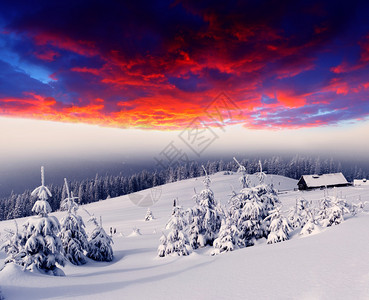 在冬天山风景的雄伟日落山房高清图片