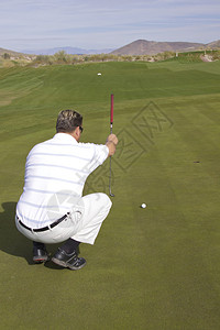 一只有高尔夫球员排队的风景亚里桑那高尔图片