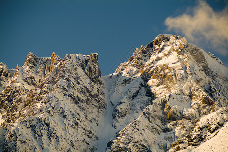 白雪皑的山峰陡峭的山脊图片