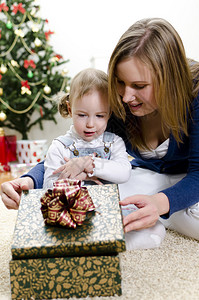 小女儿和妈在圣诞节把礼物拆图片