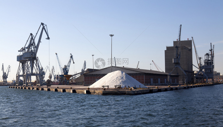 塞萨洛尼基港商业区的大型起重机在产图片