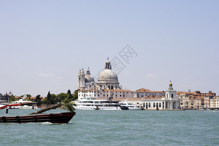 游船在威尼斯泻湖图片