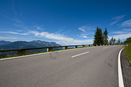Panoramastrasse巴伐利亚阿尔卑斯山的柏油路图片