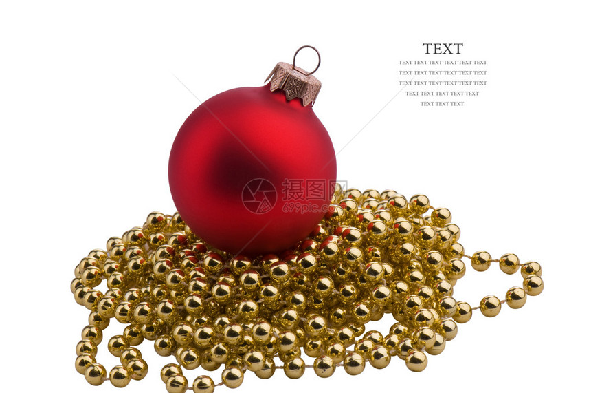 松树金饰上的圣诞红球图片