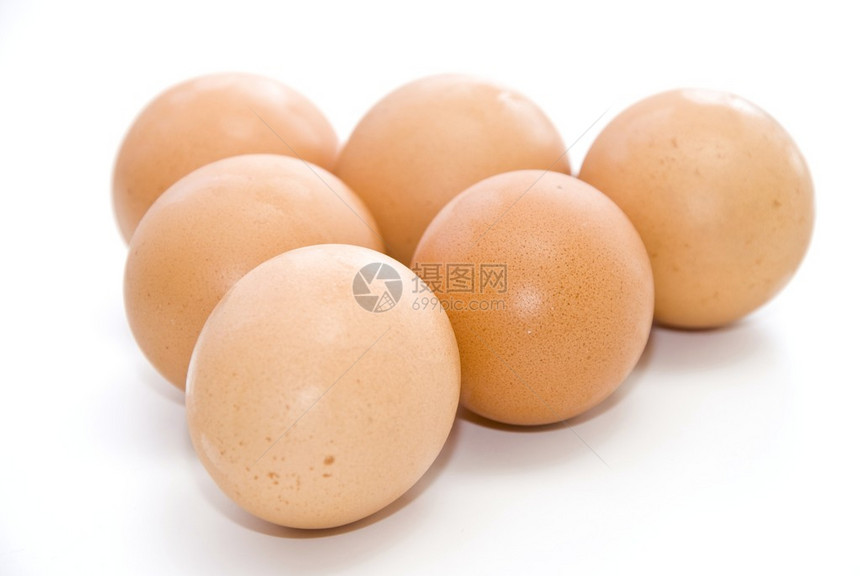 白色背景上的六个鸡蛋图片