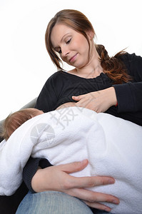 年轻母亲用母乳喂养新生儿的肖像图片