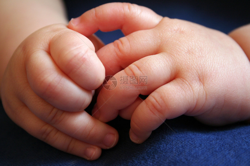 一个6个月大的婴儿的手图片