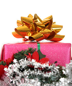 礼品盒和圣诞树装饰品和圣诞树枝图片