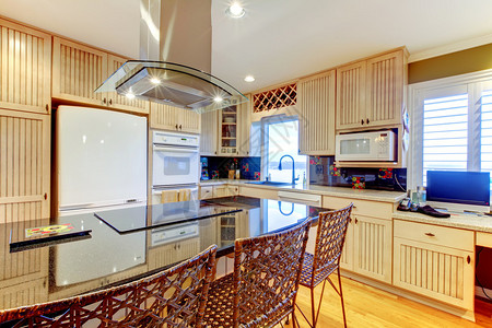 明亮的新豪华厨房室内设计图片