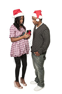 美丽的年轻黑人夫妇开圣诞礼物或生日礼图片