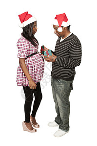 美丽的年轻黑人夫妇开圣诞礼物或生日礼图片
